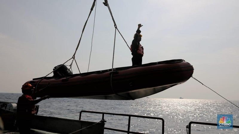 Kemarin, tim SAR berhasil menemukan Black box Flight Data Recorder (FDR) yang berisi data penerbangan, ketinggian pesawat, dan lain-lain.