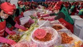 Semua kimchi yang dibuat akan diberikan kepada Seoul Council dan juga bank makanan di kota tersebut. (REUTERS/Kim Hong-Ji)