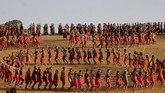 Ratusan anak muda berkumpul di bukit Fulan Fehan Kabupaten Belu, Nusa Tenggara Timur. Mereka bukan sedang berdemo, melainkan melestarikan tarian antama. (ANTARA FOTO/Kornelis Kaha)