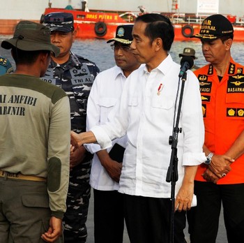 Di Priok, Jokowi Semangati Tim Penanganan Kecelakaan Lion Air