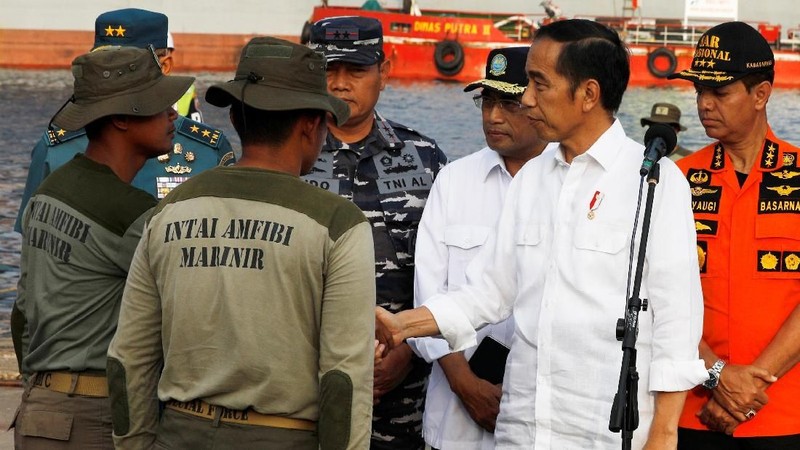Presiden RI Joko Widodo kembali meninjau posko Basarnas di JICT Tanjung Priok,