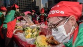Dalam festivalnya, kimchi ini dibuat dengan 165 ton kubis. Jumlah ini makin meningkat tiap tahunnya sejak 2016 yang hanya berjumlah 60 ton kubis saja. (REUTERS/Kim Hong-Ji)