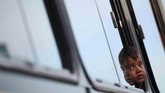 Miguel Vargas, seorang imigran berusia empat tahun dari Honduras, melongok dari jendela karavan yang membawanya dari Amerika Tengah menuju Amerika Serikat, ketika berada di Meksiko. (Reuters/Hannah McKay)