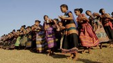Dalam tarian ini, biasanya puluhan suku berkumpul melakukan ritual sebelum melakukan perburuan. (ANTARA FOTO/Kornelis Kaha)