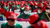Di hari terakhir 3 ribu orang pun terlibat dalam pembuatan kimchi untuk pemecahan rekor dunia Guinness World Record. Rekor saat ini yang masih tercatat adalah rekor tahun 2013 dengan 2.635 orang.(REUTERS/Kim Hong-Ji)