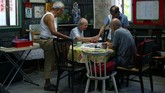 Lam (68) merupakan bagian dari komunitas yang terdiri dari sekitar 50 warga mayoritas lansia. Mereka adalah orang-orang yang getol mengunjungi Sai Wan Swimming Shed, yang terselip di bukit curam dan menyediakan ruang ganti pakaian dan pancuran air mandi. (REUTERS/Hannah McKay)