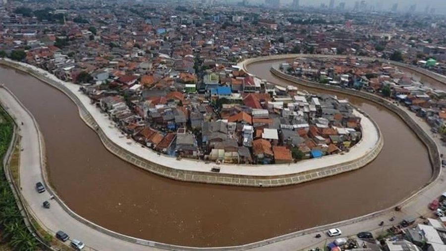 Proyek normalisasi atau naturalisasi Sungai Ciliwung belum tuntas.