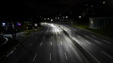 Jalan utama seperti Francisco Fajardo nampak lengang dan kosong dalam beberapa malam terakhir. (Photo by RONALDO SCHEMIDT/AFP)