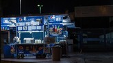 Gerai-gerai penjaja makanan seperti hot dog dan hamburger kehilangan pelanggan, sekali pun itu di Plaza Venezuela, yang sehari-hari merupakan kawasan sibuk. (Photo by RONALDO SCHEMIDT/AFP)