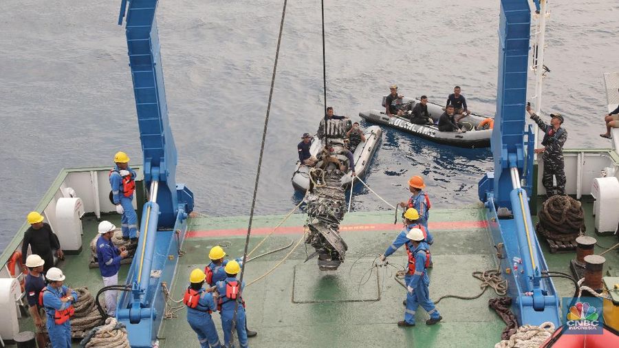 KNKT menyampaikan laporan pertama kecelakaan Lion Air JT-610 hari ini. 