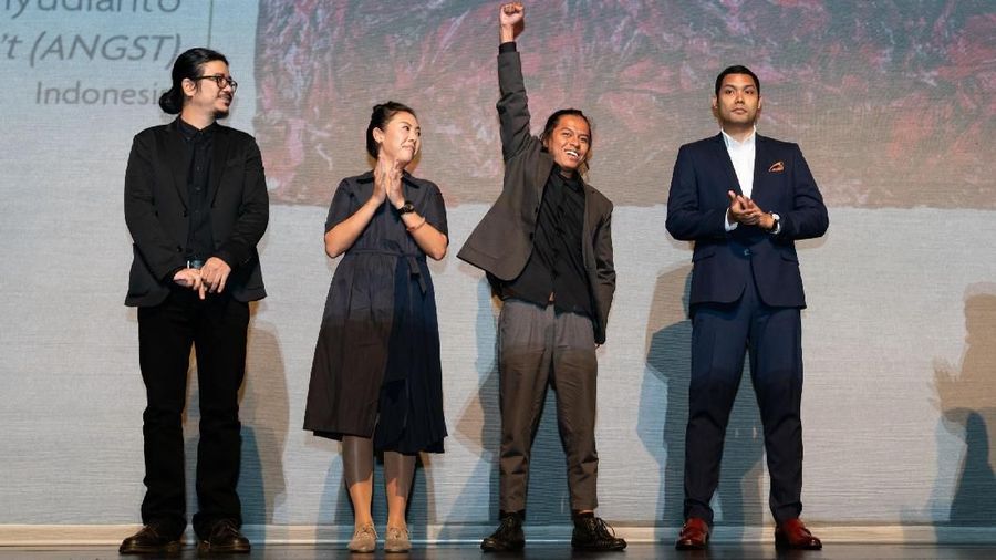 Suvi Wahyudianto meraih penghargaan UOB Southeast Asian Painting of the Year 2018 atas lukisan berjudul Angs't (ANGST).