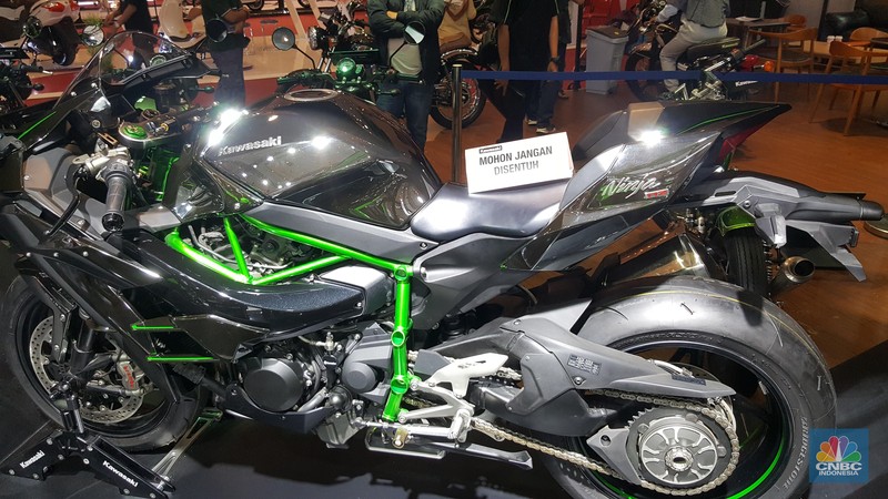 Pameran Indonesia Motorcycle Show (IMOS) (CNBC Indonesia/Tito Bosnia) Pameran Indonesia Motorcycle Show (IMOS) digelar di Balai Sarbini, Jakarta Convention Center mulai 31 Oktober hinga 4 November 2018.
Bagi para pecinta motor, ajang ini memamerkan beragam produk-produk dari berbagai jenis yakni sport, klasik, scooter, motor angkutan barang hingga beragam aksesoris.
Produk termurah yakni diisi oleh berbagai merek kendaraan seperti Honda dan Suzuki dengan harga terendah Rp 15 jutaan jenis scooter matic.
Sedangkan harga tertinggi salah satunya dipamerkan oleh Honda yakni motor gede (moge) jenis Gold Wing dengan harga Rp 1,05 miliar.
“Sudah banyak yang pesan, rata-rata dari pengusaha itu sudah sekitar 20 unit ya, untuk event ini sudah ada satu orang yang pesan,” ujar salah satu Sales Honda kepada CNBC Indonesia.
Sementara itu, untuk motor jenis klasik juga dipamerkan oleh Royal Enfield asal Inggris dengan menawarkan harga motor mulai Rrp 63,3 juta hingga Rp 95,4 juta. Sedangkan dalam ajang ini perusahaan memamerkan motor seharga lebh dari Rp 800 juta yang dilirik oleh Presiden Joko Widodo.
Selain itu, produk-produk motor berbahan bakar listrik dan juga motor hybrid ditampilkan bagi para pecinta kendaraan roda dua. Bahkan, terdapat produk motor yang digabung sebagai angkutan pertanian dan angkutan barang.
Selain menampilkan produk-produk motor, ajang ini juga memamerkan dan menjual jenis aksesoris seperti helm, jaket hingga spare part ditambah dengan bantuan beragam perusahaan pembiayaan (multifinance) yang memudahkan pengunjung jika ingin melakukan kredit atau cicilan kendaraan. (CNBC Indonesia/Tito Bosnia)