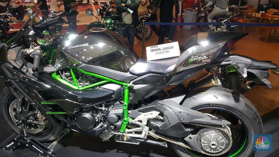 Selain menampilkan produk-produk motor, ajang ini juga memamerkan dan menjual jenis aksesoris seperti helm, jaket hingga spare part