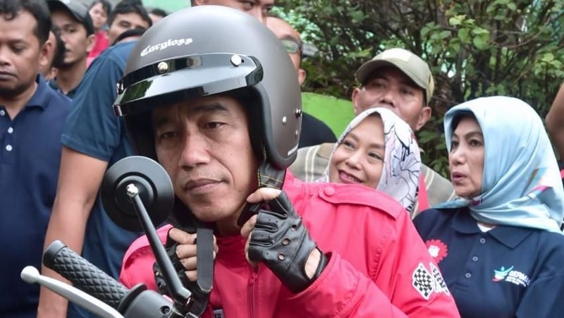 Di sepanjang jalan, tak sedikit masyarakat yang antusias menyapa.