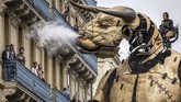 Minotaur terbuat dari kayu dan logam pohon kapur yang tidak dicat. (Photo by ERIC CABANIS / AFP)