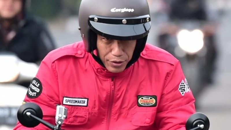 Di sepanjang jalan, tak sedikit masyarakat yang antusias menyapa.