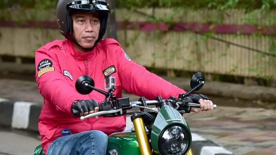 Di sepanjang jalan, tak sedikit masyarakat yang antusias menyapa.