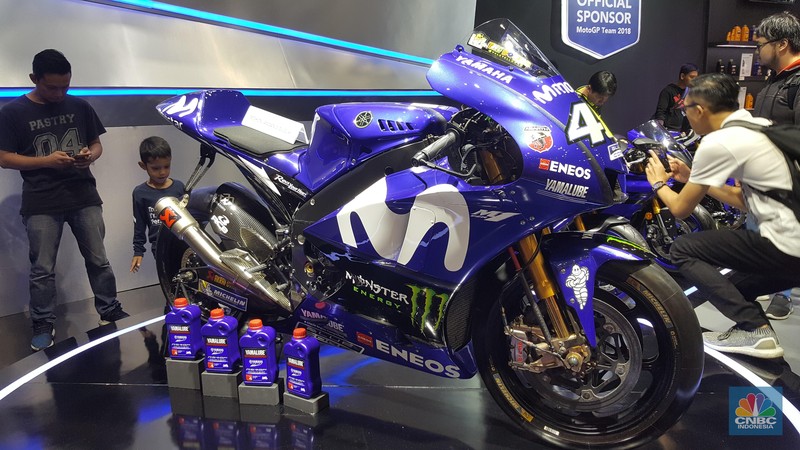 Pameran Indonesia Motorcycle Show (IMOS) (CNBC Indonesia/Tito Bosnia) Pameran Indonesia Motorcycle Show (IMOS) digelar di Balai Sarbini, Jakarta Convention Center mulai 31 Oktober hinga 4 November 2018.
Bagi para pecinta motor, ajang ini memamerkan beragam produk-produk dari berbagai jenis yakni sport, klasik, scooter, motor angkutan barang hingga beragam aksesoris.
Produk termurah yakni diisi oleh berbagai merek kendaraan seperti Honda dan Suzuki dengan harga terendah Rp 15 jutaan jenis scooter matic.
Sedangkan harga tertinggi salah satunya dipamerkan oleh Honda yakni motor gede (moge) jenis Gold Wing dengan harga Rp 1,05 miliar.
“Sudah banyak yang pesan, rata-rata dari pengusaha itu sudah sekitar 20 unit ya, untuk event ini sudah ada satu orang yang pesan,” ujar salah satu Sales Honda kepada CNBC Indonesia.
Sementara itu, untuk motor jenis klasik juga dipamerkan oleh Royal Enfield asal Inggris dengan menawarkan harga motor mulai Rrp 63,3 juta hingga Rp 95,4 juta. Sedangkan dalam ajang ini perusahaan memamerkan motor seharga lebh dari Rp 800 juta yang dilirik oleh Presiden Joko Widodo.
Selain itu, produk-produk motor berbahan bakar listrik dan juga motor hybrid ditampilkan bagi para pecinta kendaraan roda dua. Bahkan, terdapat produk motor yang digabung sebagai angkutan pertanian dan angkutan barang.
Selain menampilkan produk-produk motor, ajang ini juga memamerkan dan menjual jenis aksesoris seperti helm, jaket hingga spare part ditambah dengan bantuan beragam perusahaan pembiayaan (multifinance) yang memudahkan pengunjung jika ingin melakukan kredit atau cicilan kendaraan. (CNBC Indonesia/Tito Bosnia)