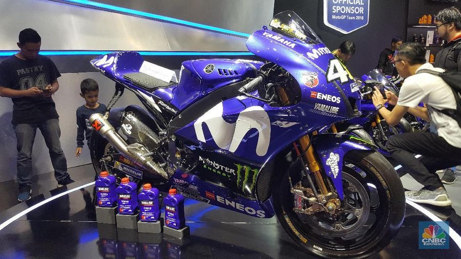 Pameran Indonesia Motorcycle Show (IMOS) digelar di Balai Sarbini, Jakarta Convention Center mulai 31 Oktober hinga 4 November 2018.

Bagi para pecinta motor, ajang ini memamerkan beragam produk-produk dari berbagai jenis yakni sport, klasik, scooter, motor angkutan barang hingga beragam aksesoris.

Produk termurah yakni diisi oleh berbagai merek kendaraan seperti Honda dan Suzuki dengan harga terendah Rp 15 jutaan jenis scooter matic.

Sedangkan harga tertinggi salah satunya dipamerkan oleh Honda yakni motor gede (moge) jenis Gold Wing dengan harga Rp 1,05 miliar.

“Sudah banyak yang pesan, rata-rata dari pengusaha itu sudah sekitar 20 unit ya, untuk event ini sudah ada satu orang yang pesan,” ujar salah satu Sales Honda kepada CNBC Indonesia.

Sementara itu, untuk motor jenis klasik juga dipamerkan oleh Royal Enfield asal Inggris dengan menawarkan harga motor mulai Rrp 63,3 juta hingga Rp 95,4 juta. Sedangkan dalam ajang ini perusahaan memamerkan motor seharga lebh dari Rp 800 juta yang dilirik oleh Presiden Joko Widodo.

Selain itu, produk-produk motor berbahan bakar listrik dan juga motor hybrid ditampilkan bagi para pecinta kendaraan roda dua. Bahkan, terdapat produk motor yang digabung sebagai angkutan pertanian dan angkutan barang.

Selain menampilkan produk-produk motor, ajang ini juga memamerkan dan menjual jenis aksesoris seperti helm, jaket hingga spare part ditambah dengan bantuan beragam perusahaan pembiayaan (multifinance) yang memudahkan pengunjung jika ingin melakukan kredit atau cicilan kendaraan. (CNBC Indonesia/Tito Bosnia)