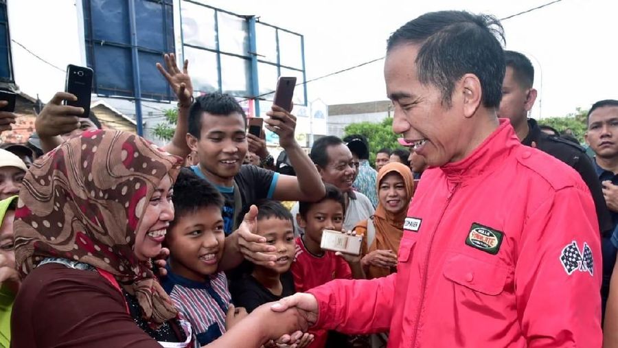 Di sepanjang jalan, tak sedikit masyarakat yang antusias menyapa.