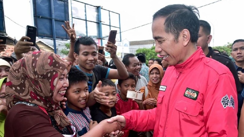 Di sepanjang jalan, tak sedikit masyarakat yang antusias menyapa.