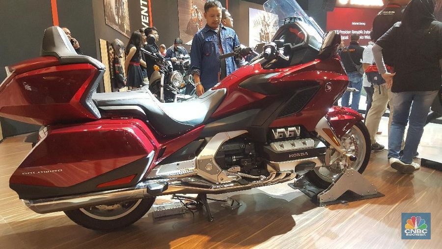 Selain menampilkan produk-produk motor, ajang ini juga memamerkan dan menjual jenis aksesoris seperti helm, jaket hingga spare part