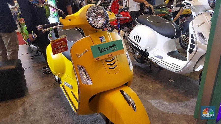 Selain menampilkan produk-produk motor, ajang ini juga memamerkan dan menjual jenis aksesoris seperti helm, jaket hingga spare part