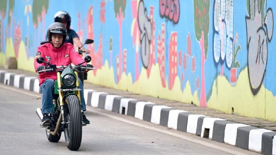 Di sepanjang jalan, tak sedikit masyarakat yang antusias menyapa.