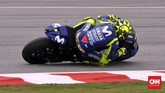 Pebalap Movistar Yamaha Valentino Rossi naik satu peringkat pada starting grid ke posisi dua setelah Marc Marquez terkena penalti karena manuver tak bertanggung jawab kepada Andrea Iannone. (CNN Indonesia /Haryanto Tri Wibowo)