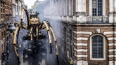 Ariane merupakan pawai laba-laba raksasa sebagai bagian dari teater jalanan Prancis, La Machine pada 2 November 2018 di pusat kota Toulouse.(Photo by ERIC CABANIS / AFP)