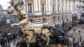 Minotaur Toulouse, yang diberi nama Astérion, tiba di Toulouse pada malam 1 November dan perlahan-lahan menuruni jalan membuat orang tercengang. (Photo by ERIC CABANIS / AFP)