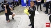 Komentator cilik MotoGP Indonesia Rivaldy Elvans menunggu waktu bertemu dengan Valentino Rossi di garasi Movistar Yamaha jelang babak kualifikasi MotoGP Malaysia 2018. (CNN Indonesia /Haryanto Tri Wibowo)