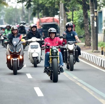 Gaya Jokowi Blusukan Naik Motor Custom ke Pasar Tangerang