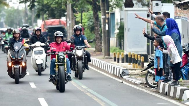  Gaya Jokowi Blusukan Naik Motor Custom ke Pasar Tangerang