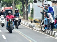 Gaya Jokowi Blusukan Naik Motor Custom ke Pasar Tangerang