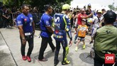 Valentino Rossi menyapa sejumlah penggemarnya sebelum babak kualifikasi MotoGP Malaysia 2018. (CNN Indonesia /Haryanto Tri Wibowo)