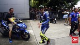 Valentino Rossi tersenyum sebelum babak kualifikasi MotoGP Malaysia 2018 dimulai. (CNN Indonesia /Haryanto Tri Wibowo)