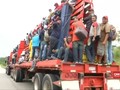 VIDEO: Kelelahan Berjalan, Imigran Nekat Numpang Truk