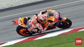 Pebalap Repsol Honda Marc Marquez terkena penalti turun start enam peringkat ke posisi tujuh setelah berhasil merebut pole MotoGP Malaysia 2018. (CNN Indonesia /Haryanto Tri Wibowo)