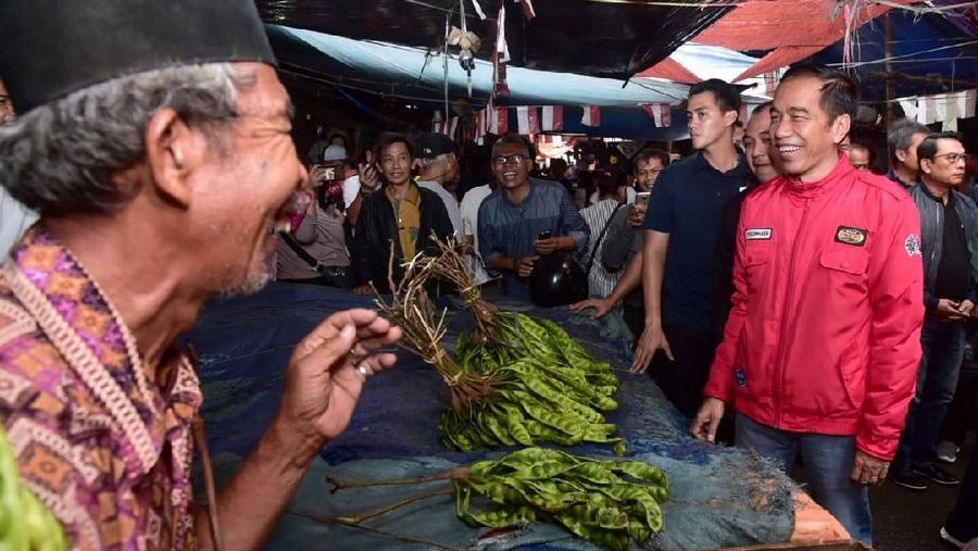Di sepanjang jalan, tak sedikit masyarakat yang antusias menyapa.