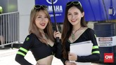 Gadis payung Monster Energy yang merupakan sponsor Valentino Rossi dan Yamaha musim depan. (CNN Indonesia/Haryanto Tri Wibowo)