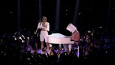 Anne-Marie bergabung dengan Marshmellow dan Bastille di panggung, kolaborasi ini membawakan 'Friends' dan 'Happier'. (REUTERS/Vincent West)