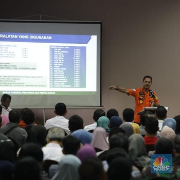 Kabasarnas Menangis Saat Bertemu Keluarga Korban Lion Air