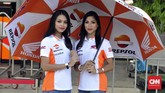 Gadis Payung tim Repsol Honda. Pebalap andalan Marc Marquez mampu mengakhiri balapan dengan kemenangan di tangan. (CNN Indonesia/Haryanto Tri Wibowo)