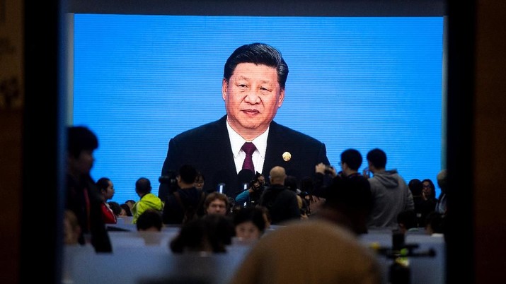 China's President Xi Jinping is seen on a big screen in the media center as he speaks at the opening ceremony of the first China International Import Expo (CIIE) in Shanghai on November 5, 2018.  Johannes Eisele/Pool via REUTERS