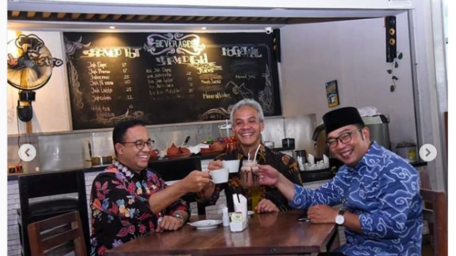Anies Baswedan berswafoto bersama dua gubernur dan media di balaikota