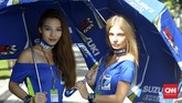 Gadis payung Tim Suzuki tengah berpose. Suzuki mencatat hasil cukup bagus di MotoGP Malaysia dengan keberhasilan Alex Rins jadi runner up. (CNN Indonesia/Haryanto Tri Wibowo)