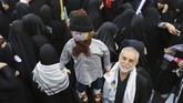 Unjuk rasa kali ini lebih ramai sebagai reaksi sikap Presiden AS Donald Trump yang menarik diri dari perjanjian nuklir dengan Iran. (AFP Photo/Atta Kenare)