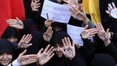 Para demonstran perempuan di Iran mengenang kembali momen Revolusi Islam 1979. (AFP Photo/Atta Kenare)