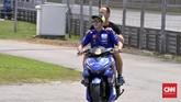 Valentino Rossi menggunakan sepeda motor ke tikungan satu Sirkuit Sepang untuk merayakan gelar juara dunia Moto2 2018 yang diraih anak asuhnya, Francesco ‘Pecco’ Bagnaia. (CNN Indonesia/Haryanto Tri Wibowo)